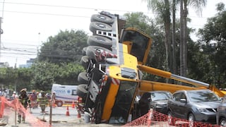 Surco: Inmensa grúa se volcó y aplastó dos vehículos y una moto en la avenida Del Pinar