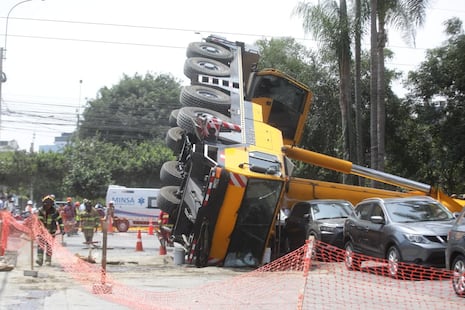 Surco: Inmensa grúa se volcó y aplastó dos vehículos y una moto en la avenida Del Pinar