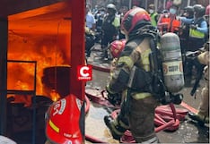Independencia: fuerte incendio arrasó edificio usado como almacén de neumáticos