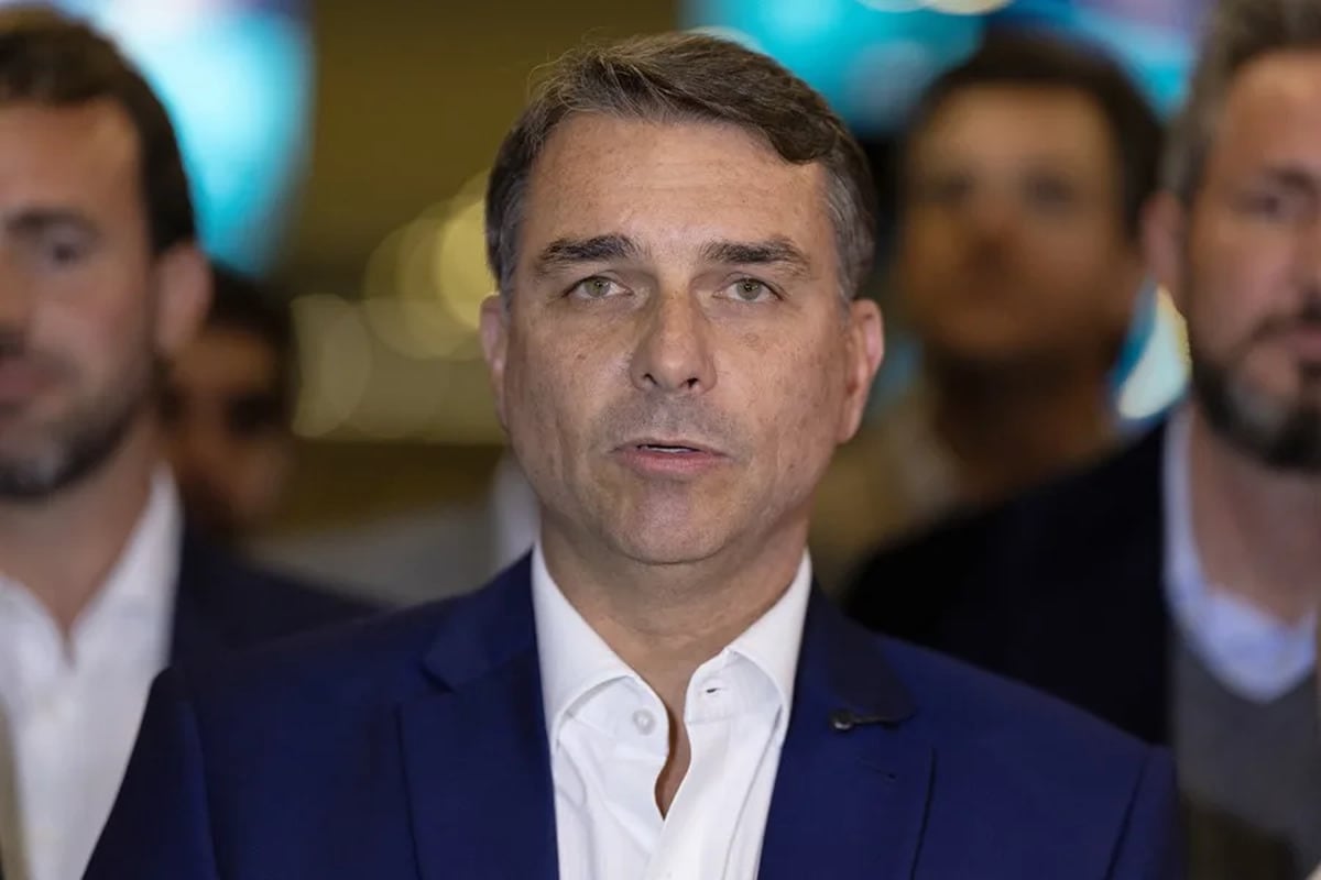 Flávio Bolsonaro llega a Estados Unidos y desciende de avión privado en Florida