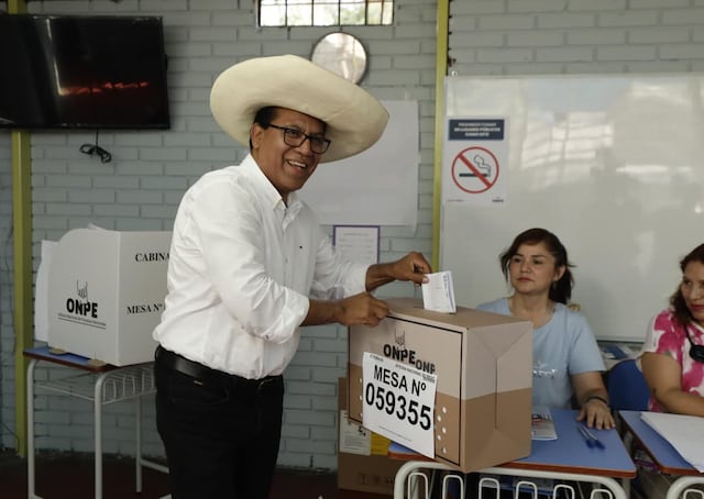 Candidato presidencial Roberto Sánchez votó en San Borja (Fotos: Jesús Saucedo / @photo.gec)