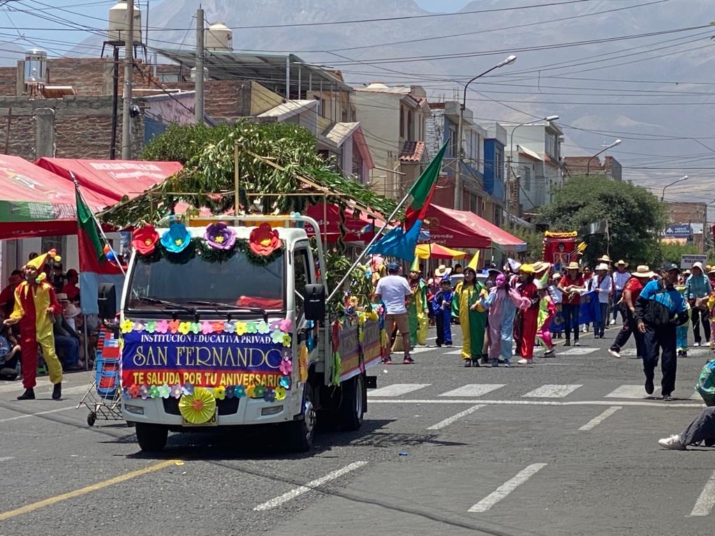 Decenas de instituciones en pasacalle en Cayma. (Foto: GEC)