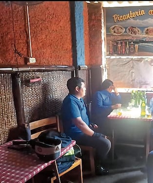 Policías fueron captados en un restaurante.