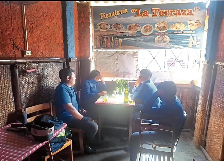 Policías fueron captados en un restaurante.
