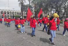 Trabajadores de Arequipa protestan y desfilan en la Plaza de Armas