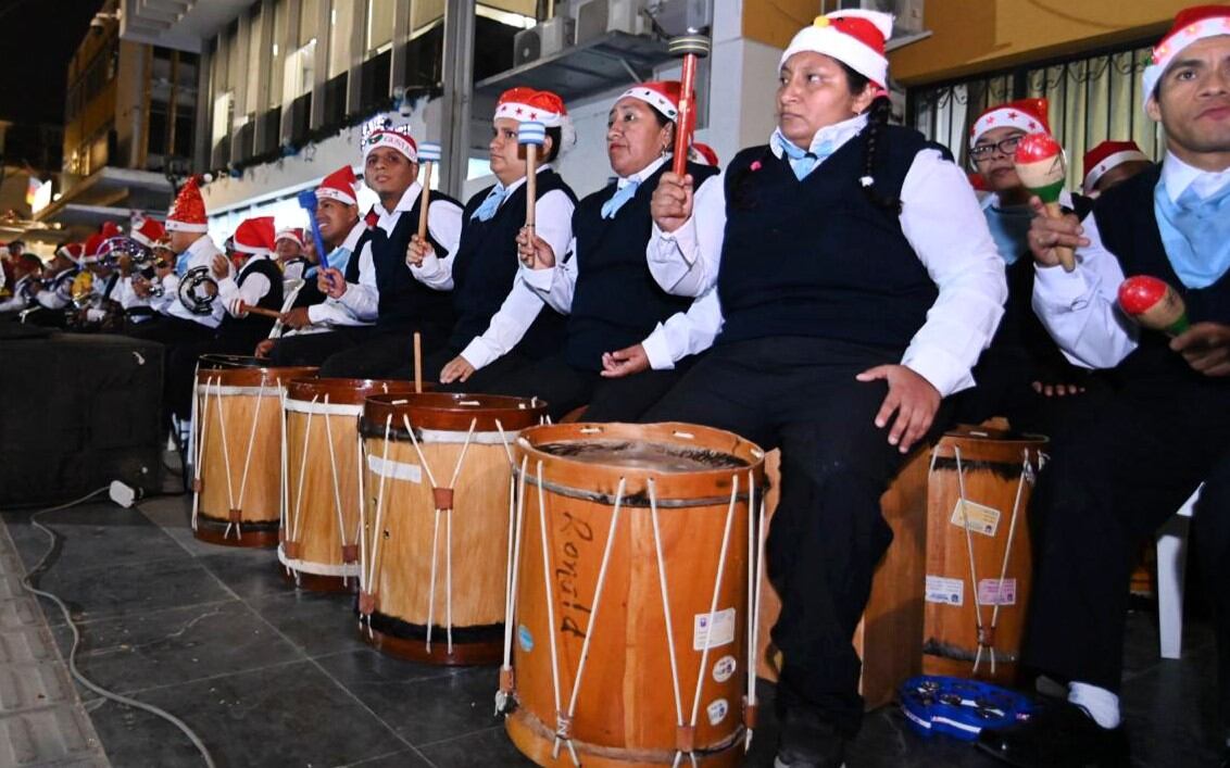 Llevó alegría a todos por la fiesta de Adviento con villancicos y otros géneros musicales.