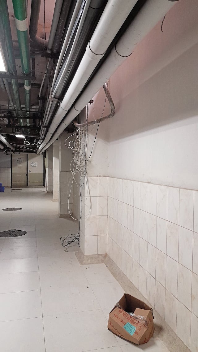Sótano luce limpio tras inundación, pero tiene cables expuestos.