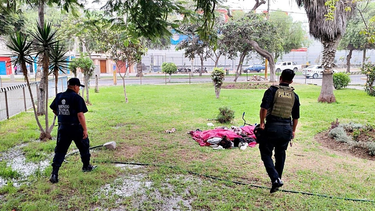 Instalaron mantas en las áreas verdes para descansar. (Fotos: Seguridad Ciudadana - Trujillo)