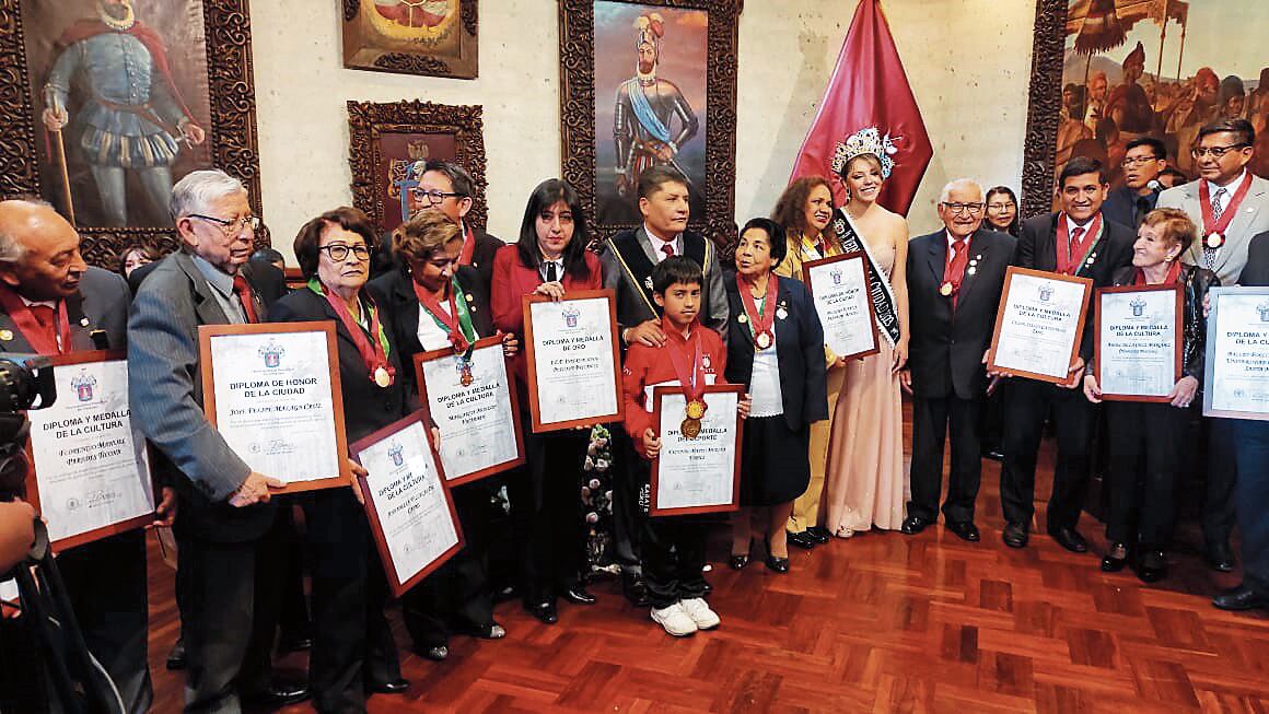Destacados arequipeños fueron reconocidos por el alcalde de Arequipa Víctor Hugo Rivera (Foto: GEC)