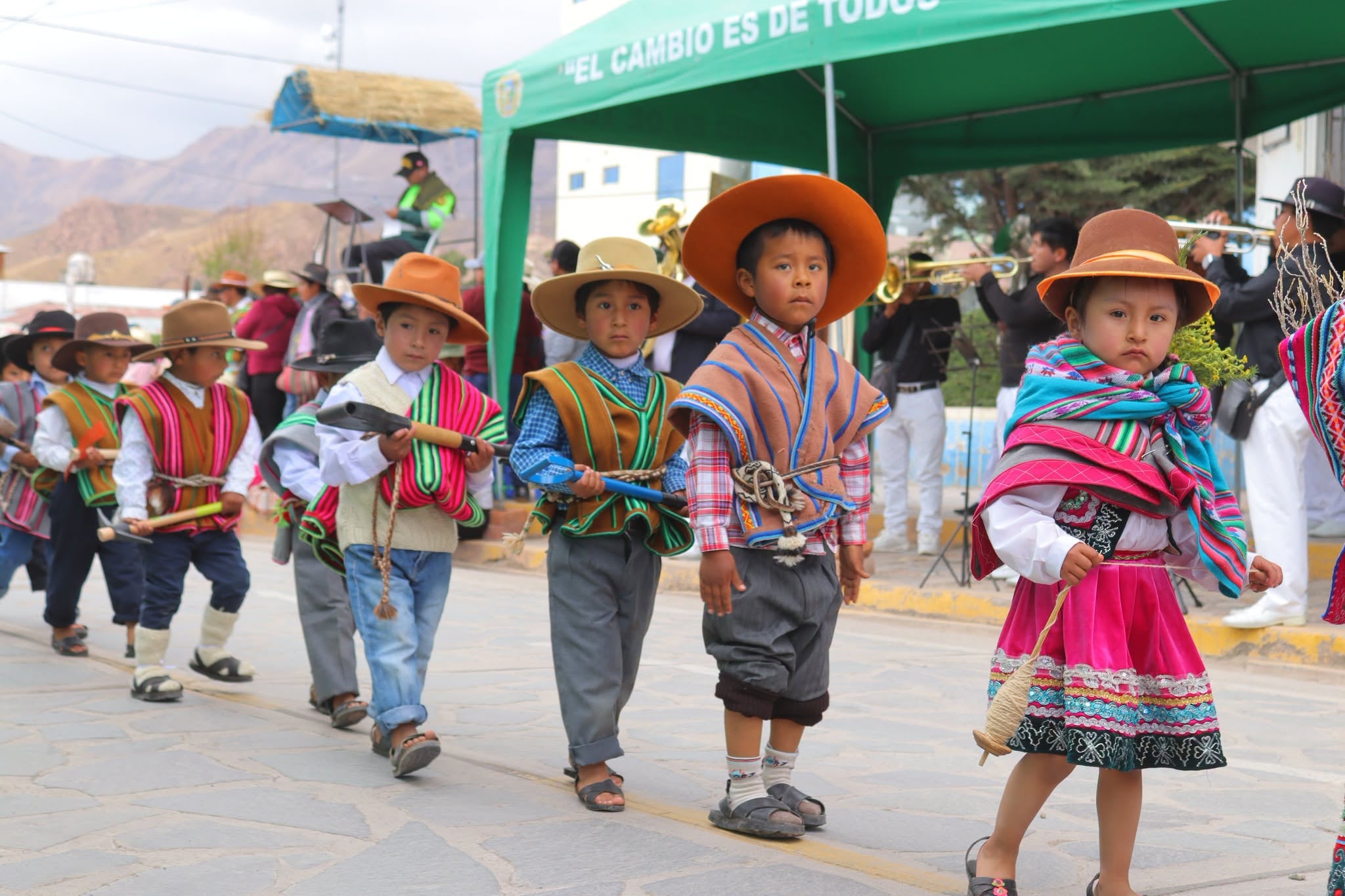 Arequipa: Estudiantes de Orcopampa desfilan con trajes típicos por aniversario 140 del distrito