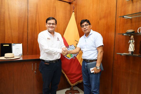 Gobernador Jorge Pérez y gerente regional de Infraestructura, Virnel Serna Guerrero.