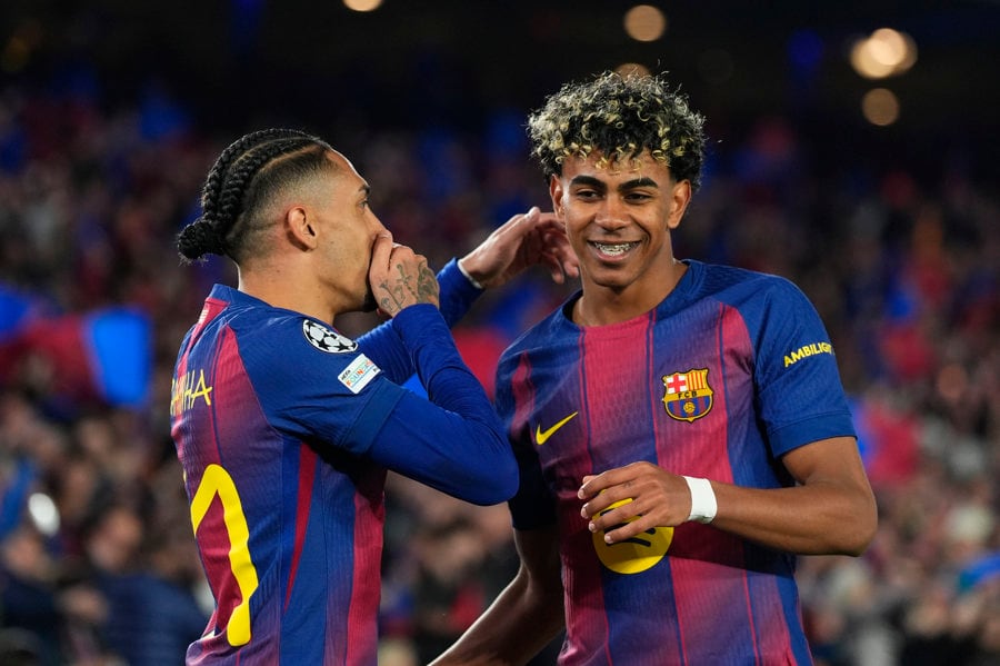 El delantero del Barcelona Lamine Yamal (d) celebra con Raphinha en el Camp Nou. EFE/Siu Wu