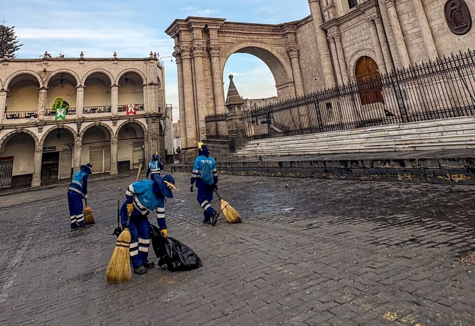 Limpieza en la Plaza de Armas de Arequipa. Foto: MPA.