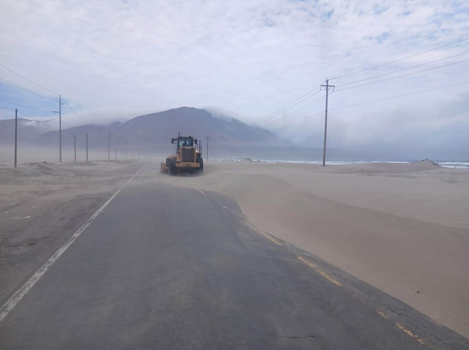 Arena acumulada en la Panamericana Sur en Arequipa debido a fuertes vientos. Foto: MTC.
