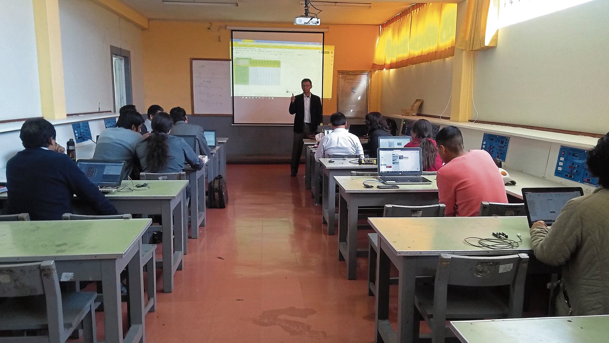 Jóvenes aún prefieren universidades, pero esperan que institutos también sean su primera opción. Foto: GEC.