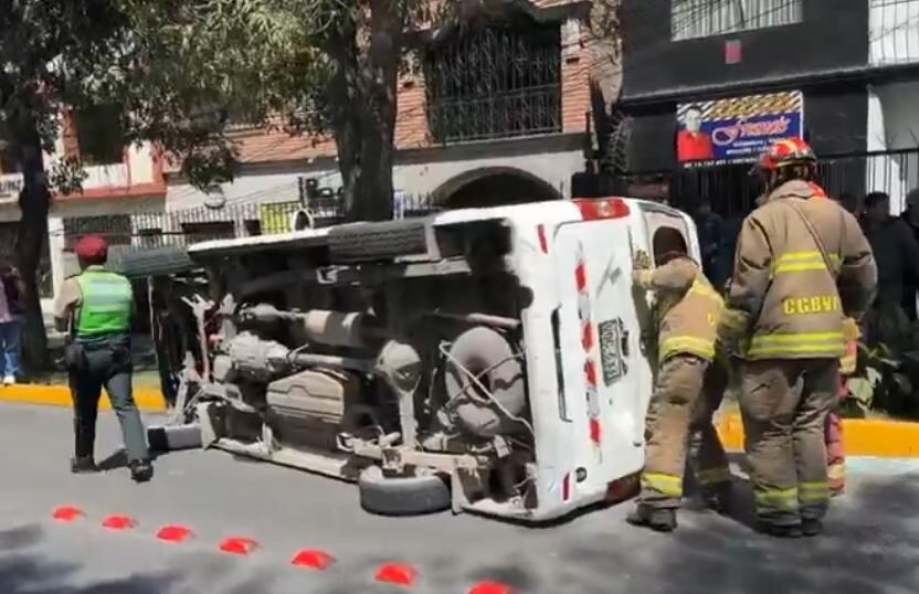 Vehículo quedó recostado y heridos fueron trasladados a la clínica