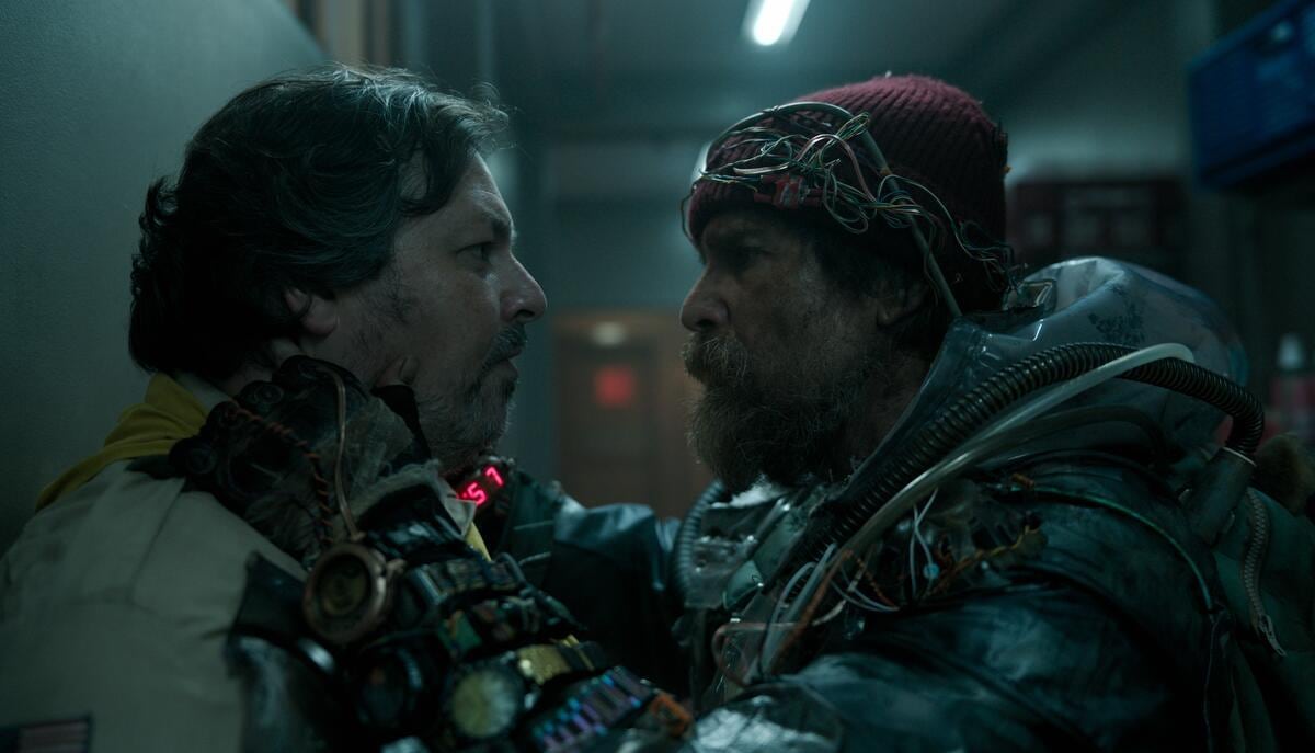 El filme protagonizado por Sam Rockwell y Haley Lu Richardson plantea una misión contrarreloj para detener a una inteligencia artificial fuera de control.