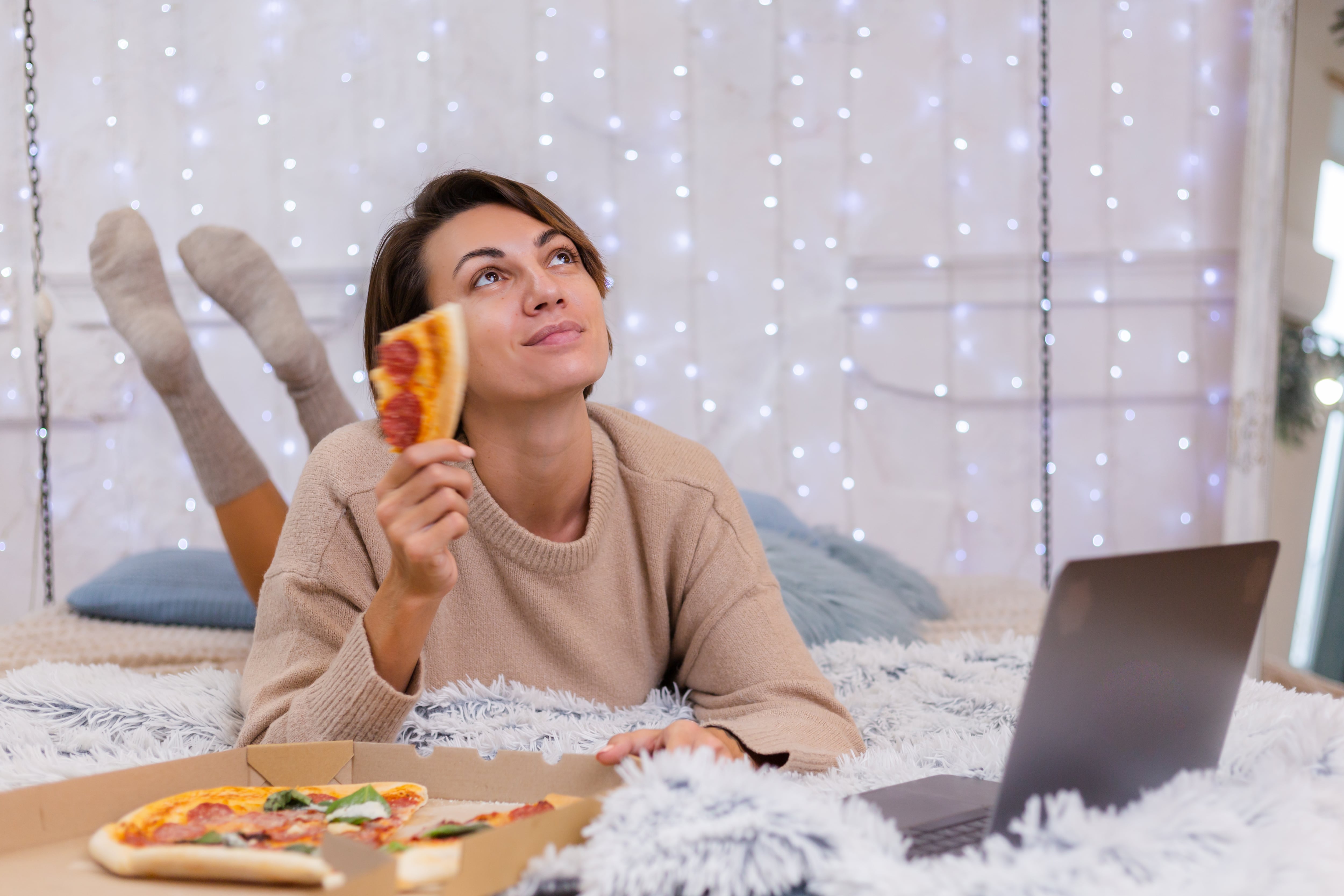 Las bajas temperaturas, los cambios hormonales y los hábitos propios de la temporada pueden incrementar la sensación de hambre. Expertos recomiendan priorizar alimentos ricos en proteínas y fibra para mantener la saciedad.
