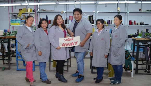 Deysi Lozano y los trabajadores de la empresa arequipeña Away. (Foto: Cortesía)