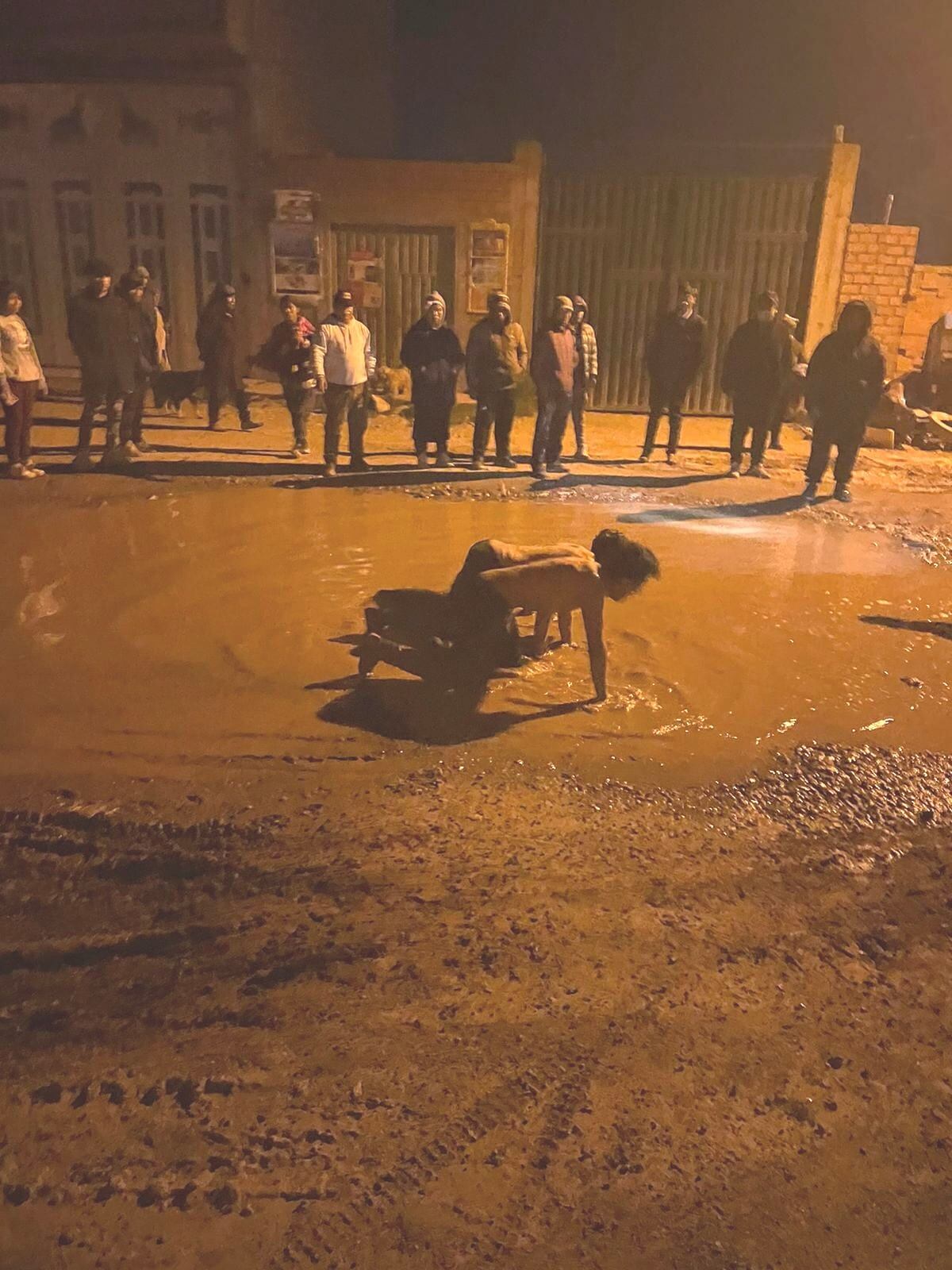 Los moradores por varias horas sometieron al castigo físico a los presuntos ladrones.