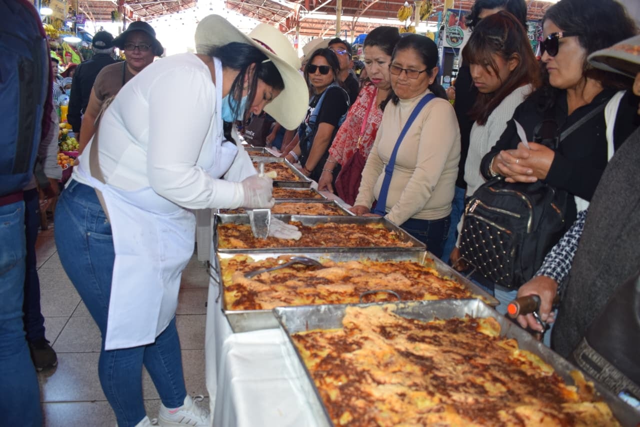 Pastel de papa gigante en el mercado San Camilo, en Arequipa. (Foto: Flor Barrios/@photo.gec)