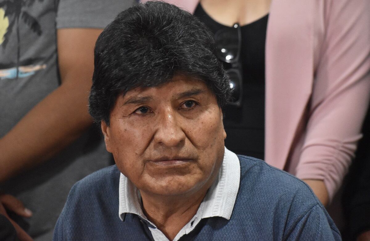El expresidente de Bolivia, Evo Morales, observa durante una conferencia de prensa en Cochabamba, Bolivia, el 4 de octubre de 2024. (Foto de FERNANDO CARTAGENA / AFP)