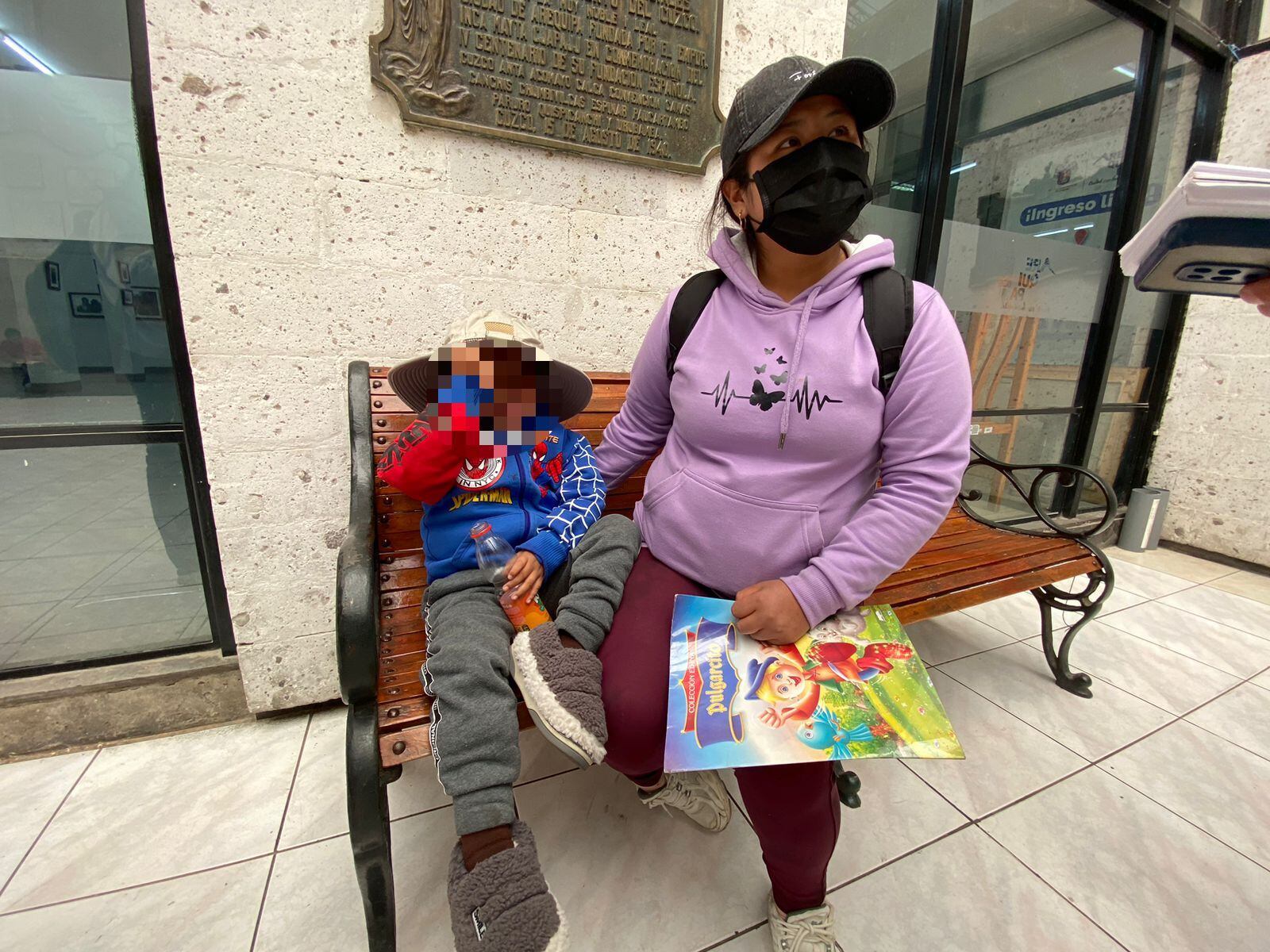 Mujer permanece con su hijo en la ciudad de Arequipa. Foto: GEC