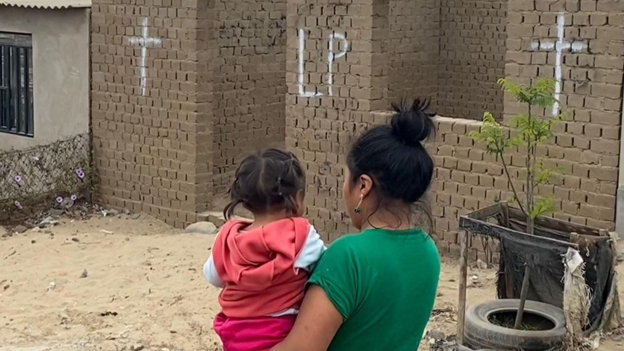 Con stickers y pintas logran que vecinos no toquen las casas de adobe. La Policía tiene identificados a cabecillas.