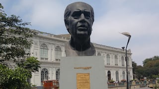 Sujeto fue captado orinando en el monumento a Fernando Belaunde en el Parque de la Exposición 