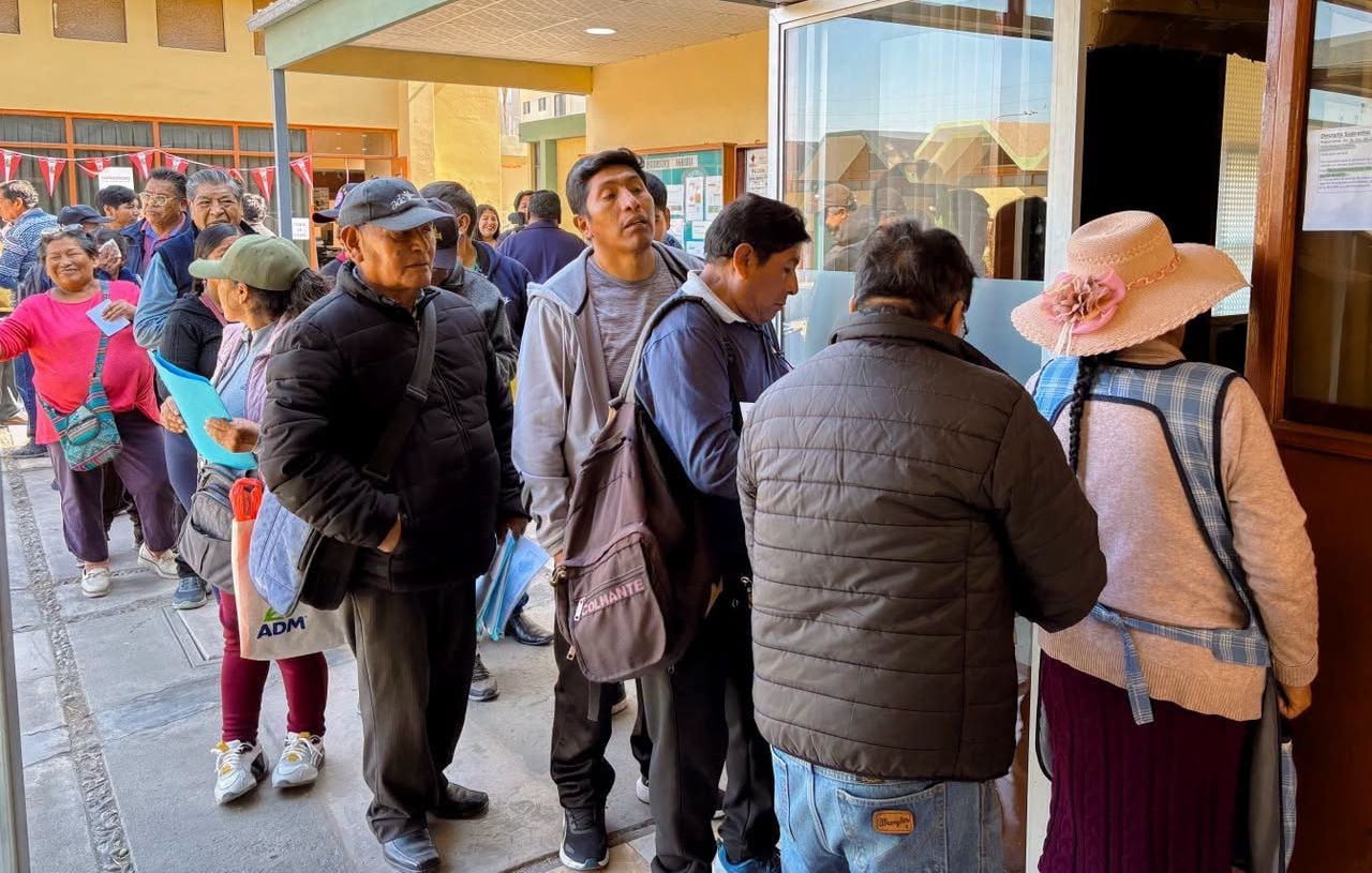Se formaron largas colas en la Dirección Regional de Agricultura de Tacna. (Foto: Difusión)