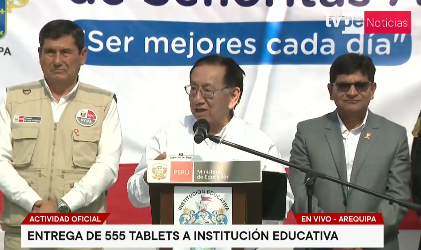 Presidente de la República José María Balcázar señala que las tablet también son útilles para ver películas