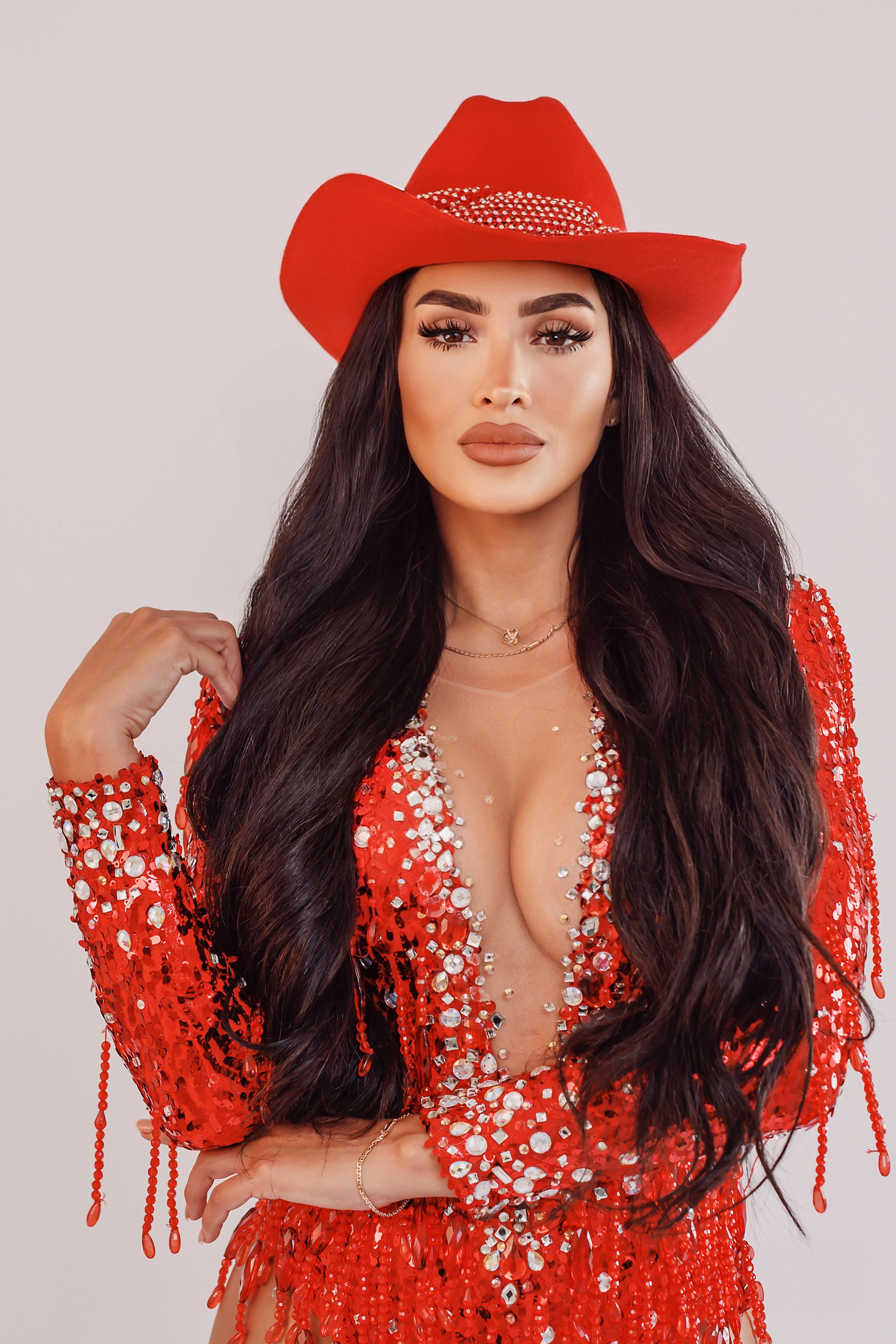 "El artista siempre tiene que ser versátil y debe ir acorde con lo que quiere. Yo estaba feliz con Monumental Music haciendo música urbana, pero hoy también me hace feliz hacer cumbia, yo creo que una cantante tiene que ser completa e interpretar todos los ritmos. En estas épocas los artistas no cantan un solo género, el artista siempre va de alguna forma, mutando, cambiando, evolucionando", dice Micheille Soifer. .