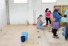 Niños reciben clases en un baño acondicionado en Piura