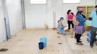 Niños reciben clases en un baño acondicionado en Piura