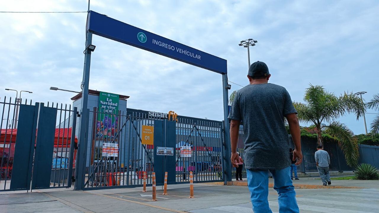 Arturo Fernández hizo armar escenario para hacer fiesta por aniversario de Trujillo. Pese a no tener garantías de la Prefectura, subió al tabladillo y se puso a cantar. Contingente de la Policía llegó a plaza de armas y solo recibió insultos por parte del burgomaestre. Empresarios cuestionan medida contra establecimientos comerciales.