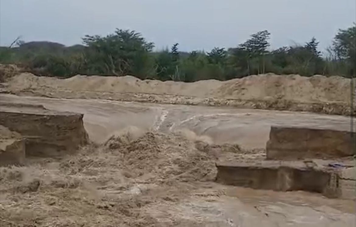 El desborde del río provocó que el bordo instalado por el ANIN resultara destruido.