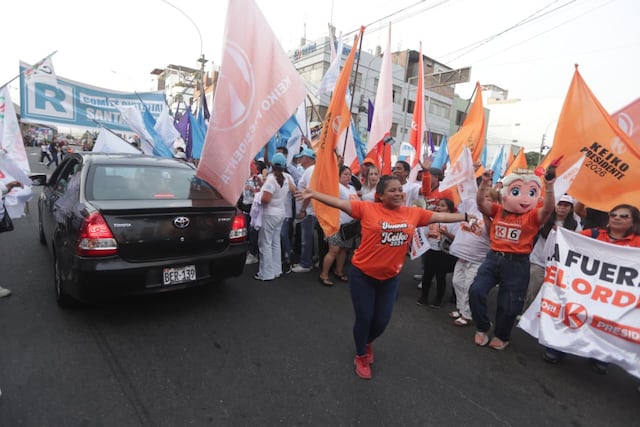 Simpatizantes de partidos llegan a exteriores del Centro de Convenciones por debate presidencial (Foto: Julio Reaño/GEC)
