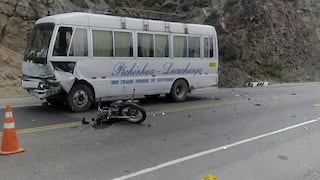 Abancay: Couster con pasajeros a bordo mata a motociclista en Pachachaca