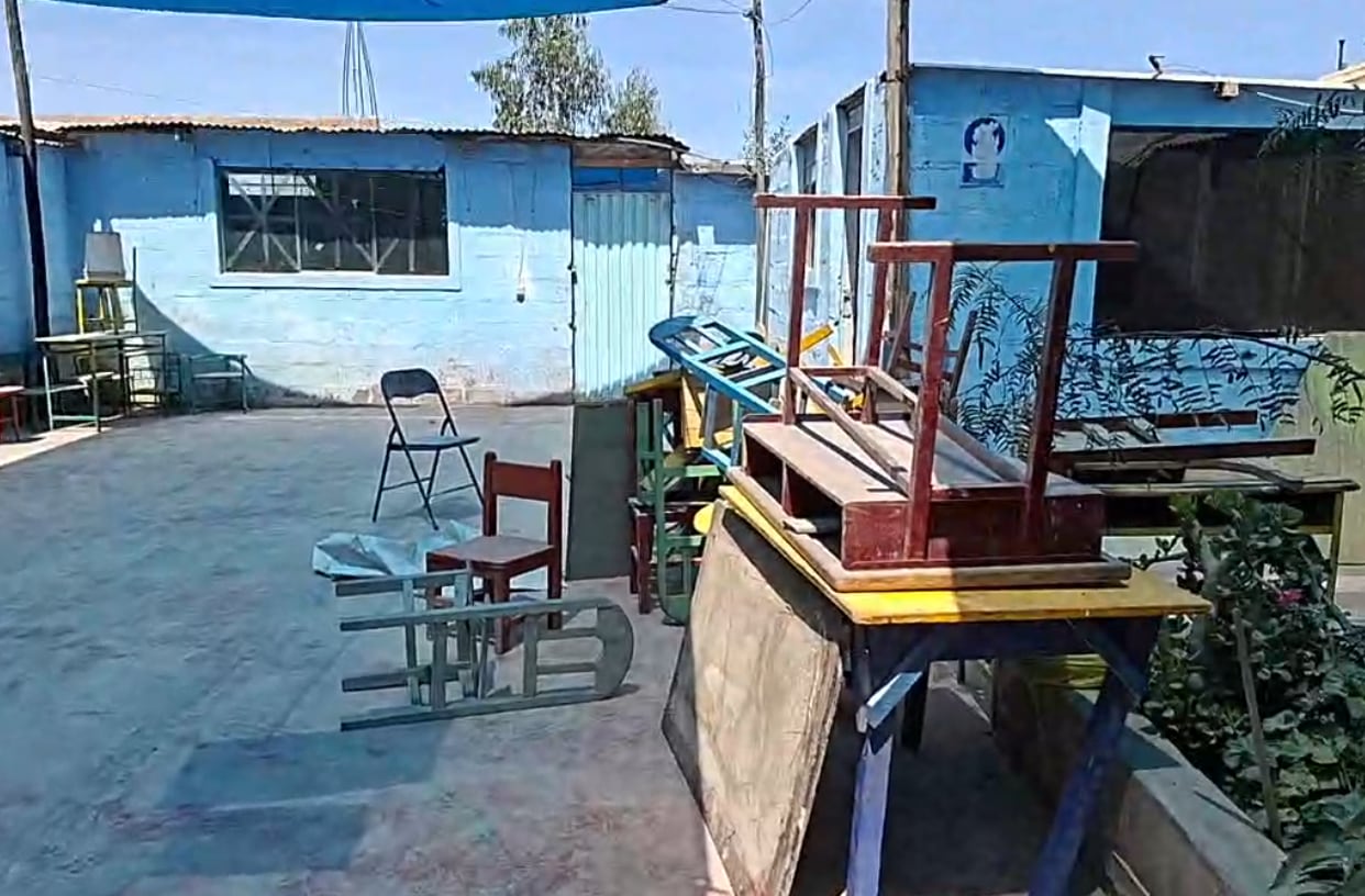 En el patio solo encontraron mesas y sillas viejas