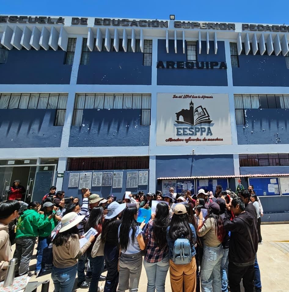 Egresados denuncian certificados de inglés falsos en Arequipa. (Foto: Fanny Arotaipe/@photo.gec)