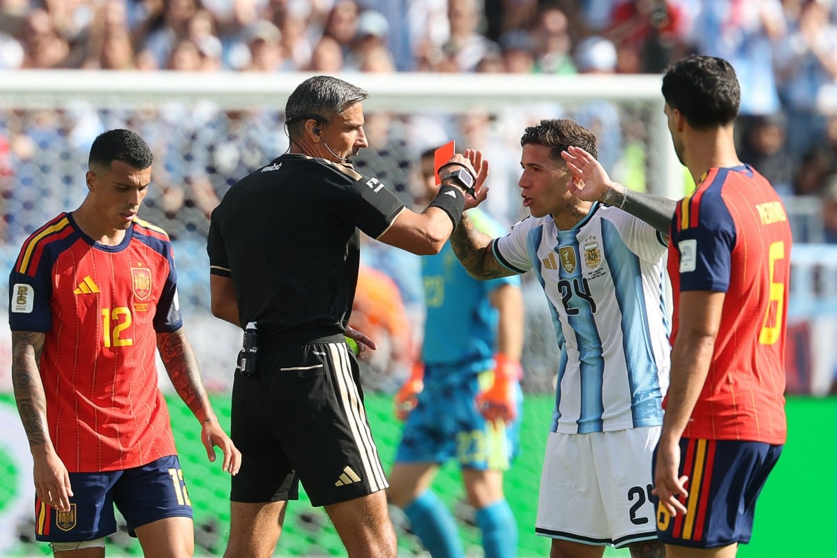 Tarjeta roja para Enzo Fernández. Argentina se queda con un jugador menos. Foto: Agencia AFP.