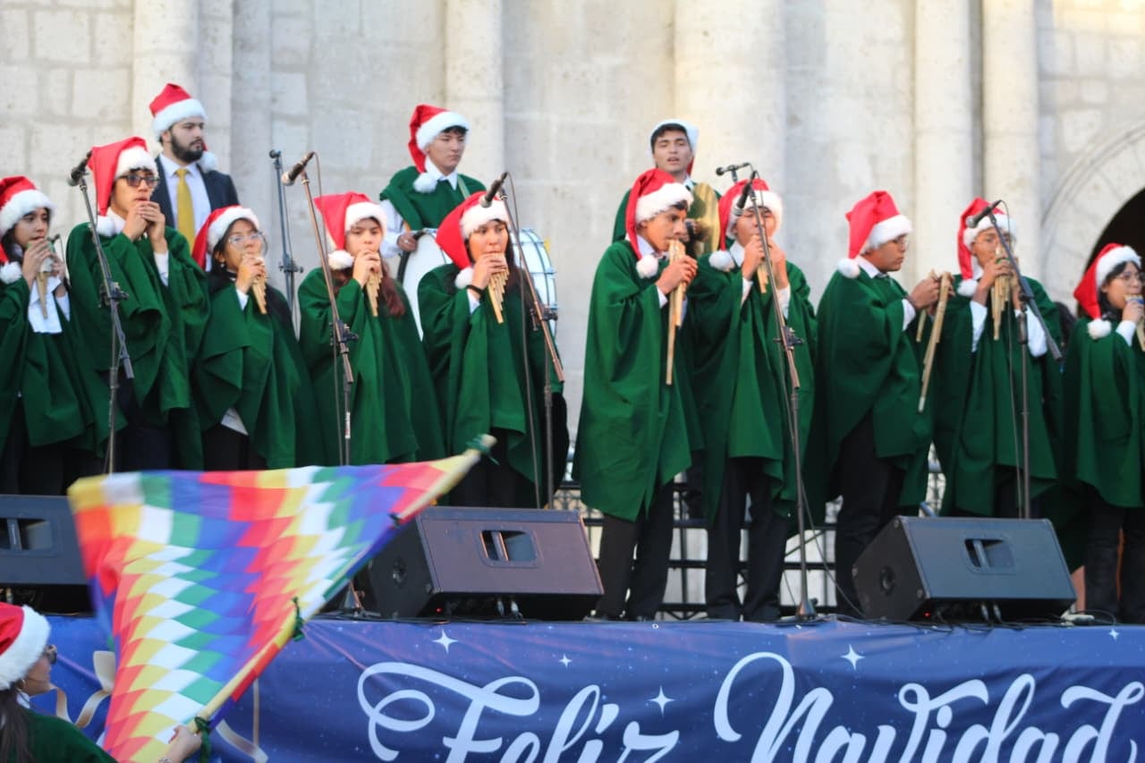 Grupo de Sikuris del colegio San Juan Apóstol con una Navidad andina. Foto Álvaro Figueroa/GEC.
