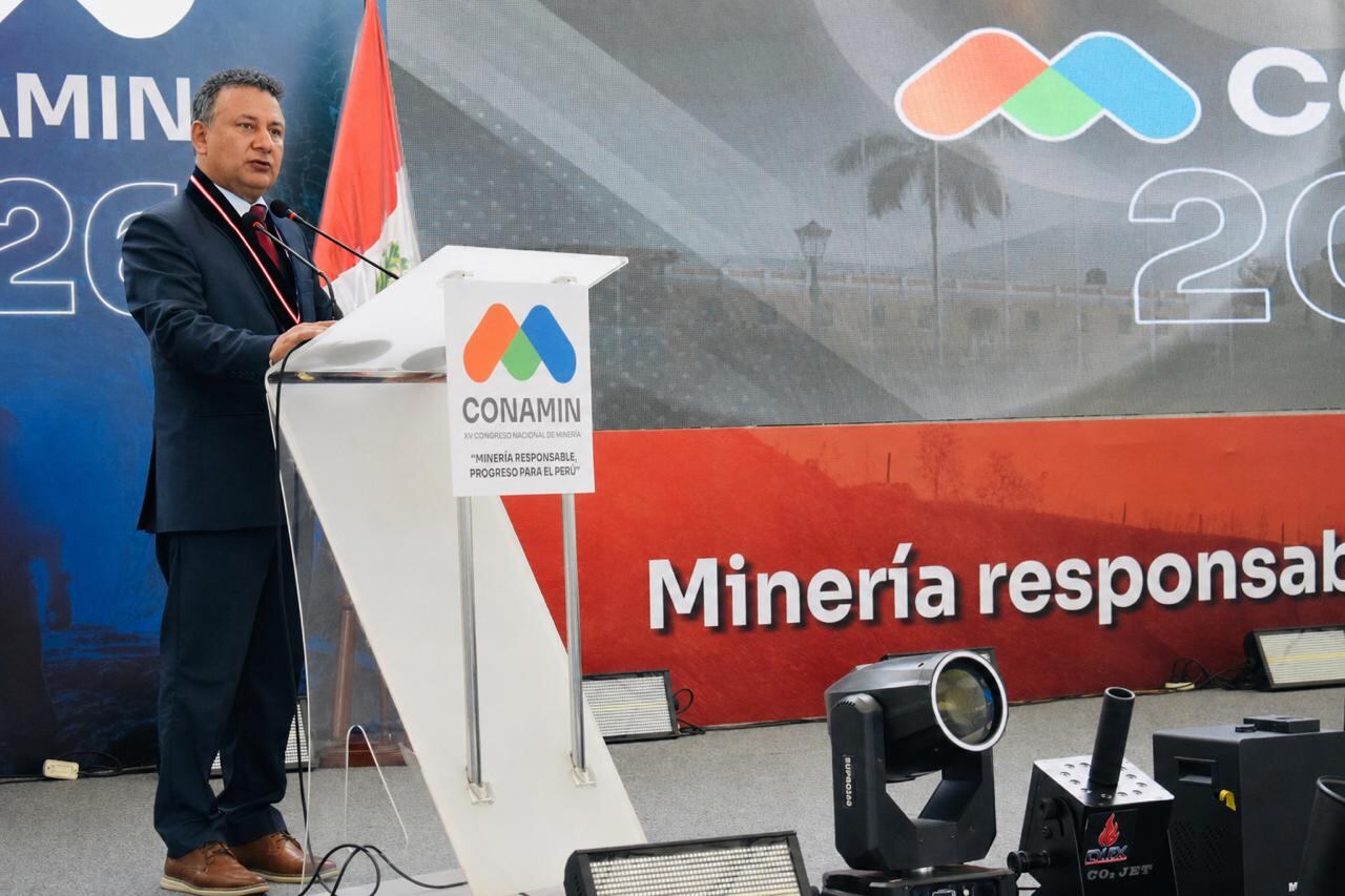 El vicegobernador de la región La Libertad, Ever Cadenillas, dijo que el aporte de la minería en materia de impuesto es muy importante para el país, es casi del 70%, pero los minerales se acaban y se requiere que como empresarios ayuden a desarrollar al Perú y a su población.