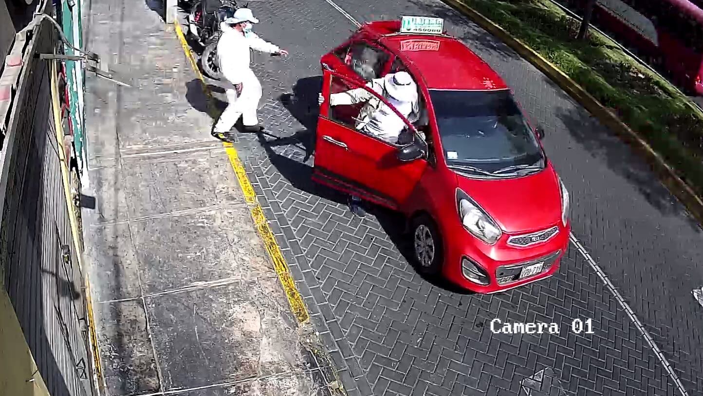 Vehículo usado en asalto a negocio. Foto: GEC.