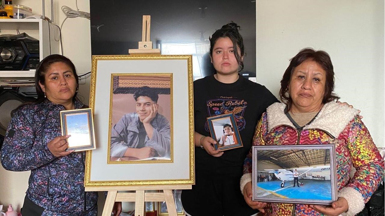 Bacilio Corrales asegura que la empresa no se comunicó nunca con él y que con sus recursos sigue buscando el cuerpo de su hijo Boris, mecánico de la escuela de aviación JBC, En tanto, Nataly Dealbert, enamorada de Mayt Jiménez, señala que hasta ahora no responden en la Fiscalía los testigos clave.