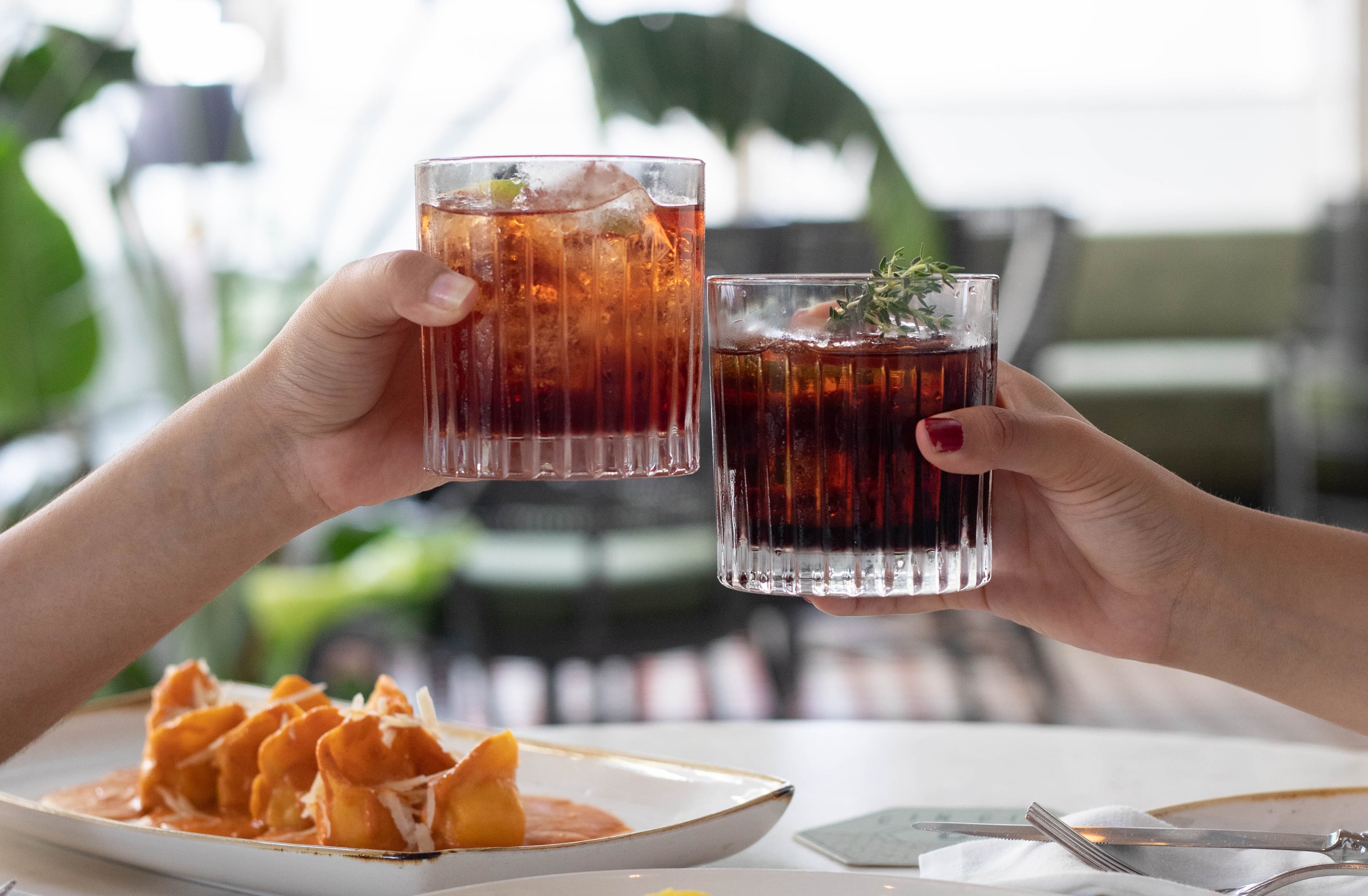 La propuesta “Todo menos Negroni” reúne clásicos de la coctelería italiana y reinterpretaciones de la casa, acompañadas por antipasti en su local de San Isidro.