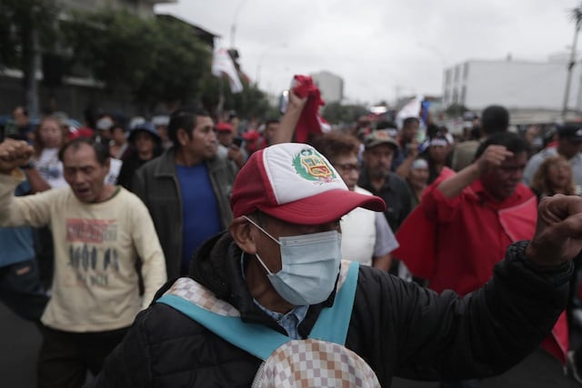 Marcha convocada por Juntos por el Perú se desarrolla bajo estricto resguardo policial