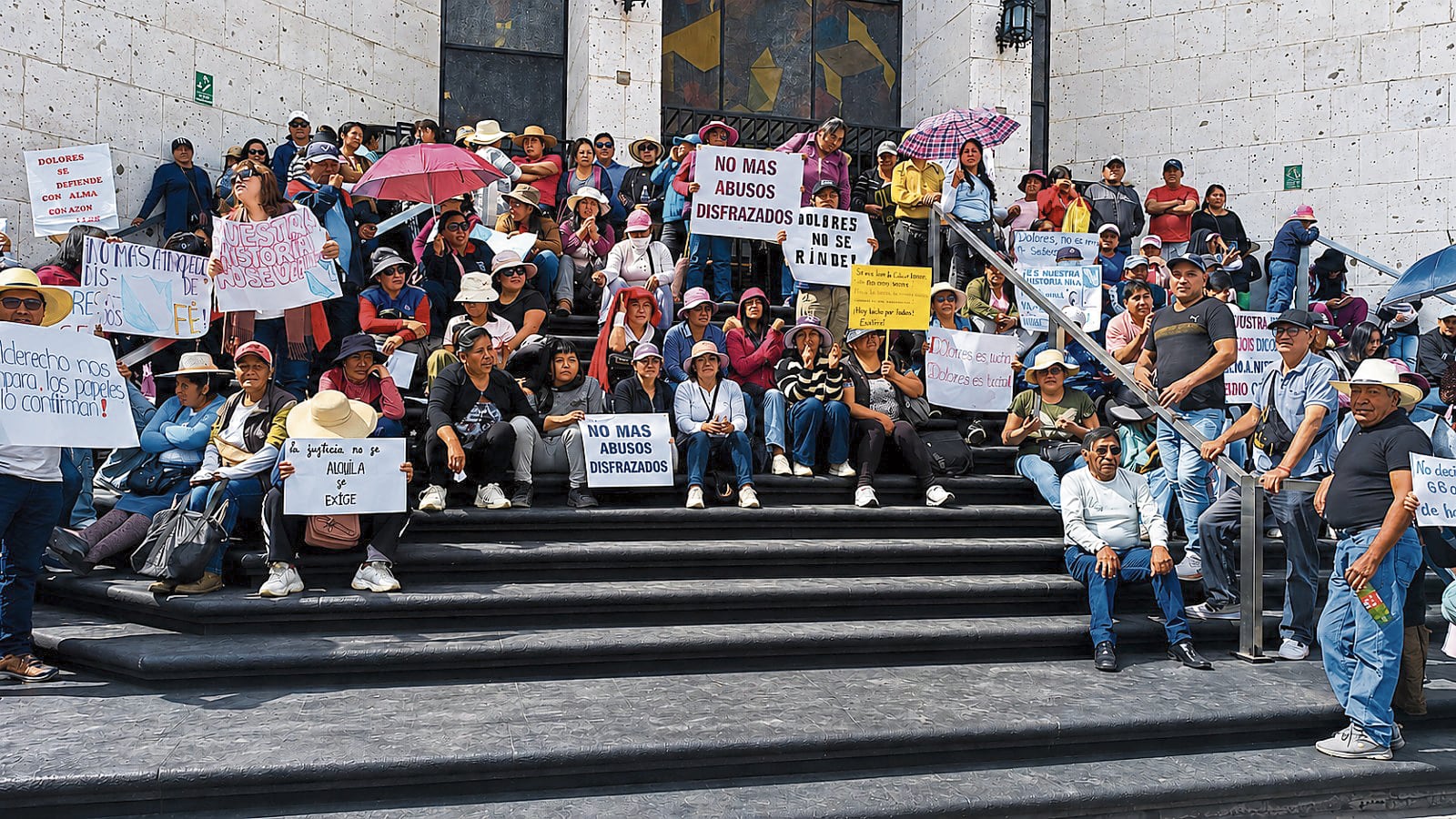 Padres del colegio de Cerro Colorado estuvieron en la Corte Superior de Justicia de Arequipa. (Foto: Flor Barrios/@photo.gec)