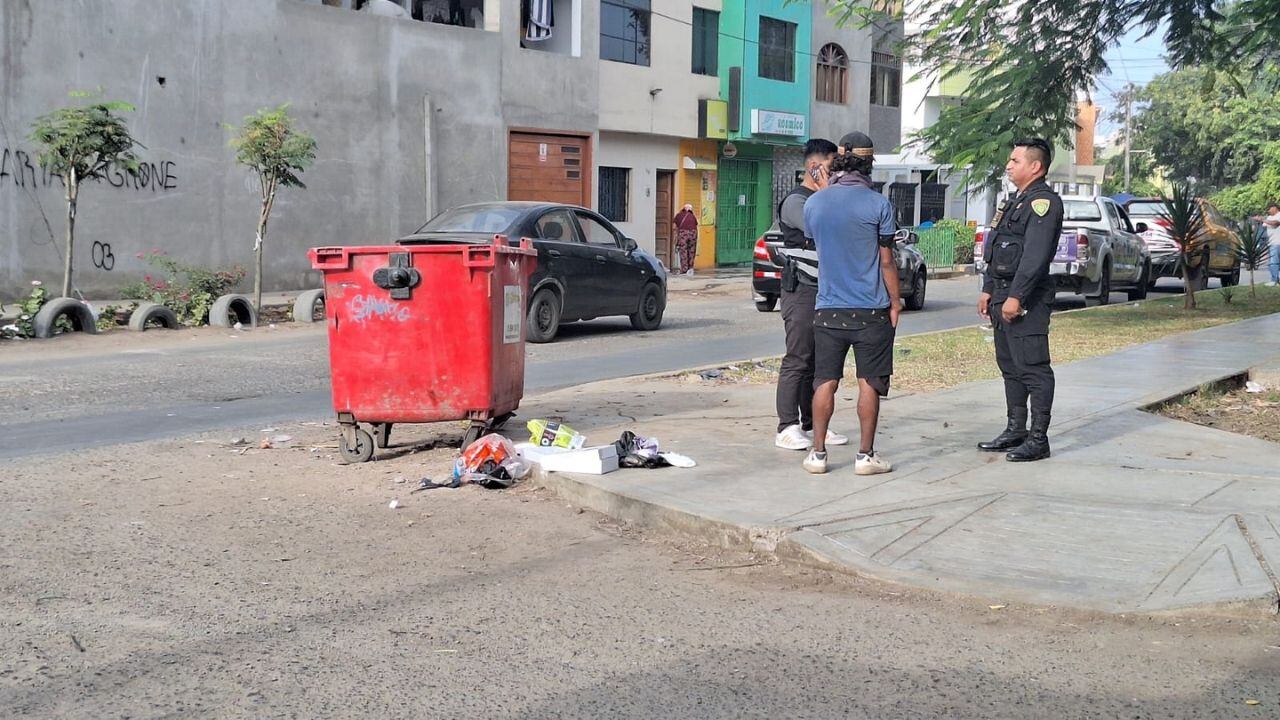 El cadáver estaba en una caja de cartón y lo encontró un reciclador.