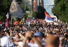 Serbia: Cientos de miles protestan en Belgrado exigiendo elecciones anticipadas